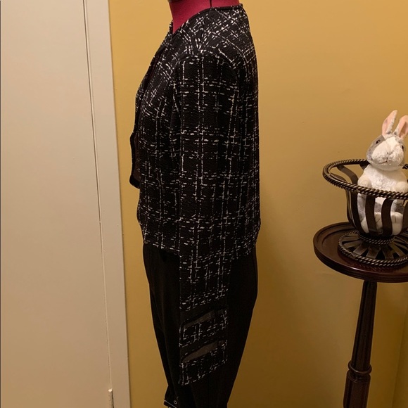 Chic Black and White Print Jacket with Clear bands in the cuff region NWOT - Picture 5 of 11